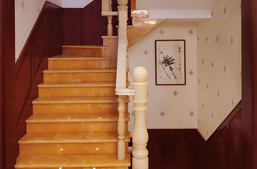陈场镇中式别墅室内汉白玉石楼梯的定制安装装饰效果